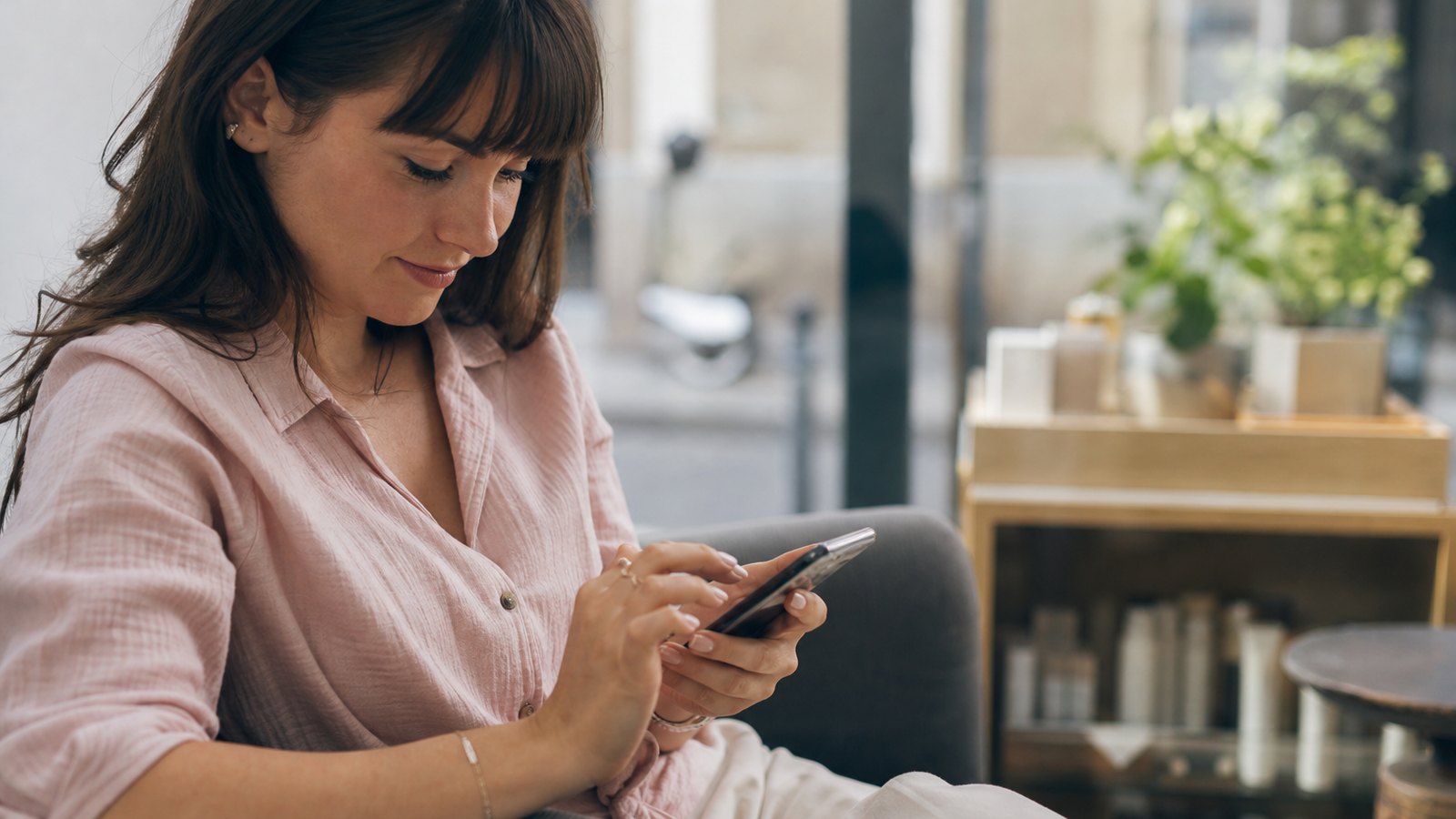 Cliente qui rédige un avis en ligne après un soin