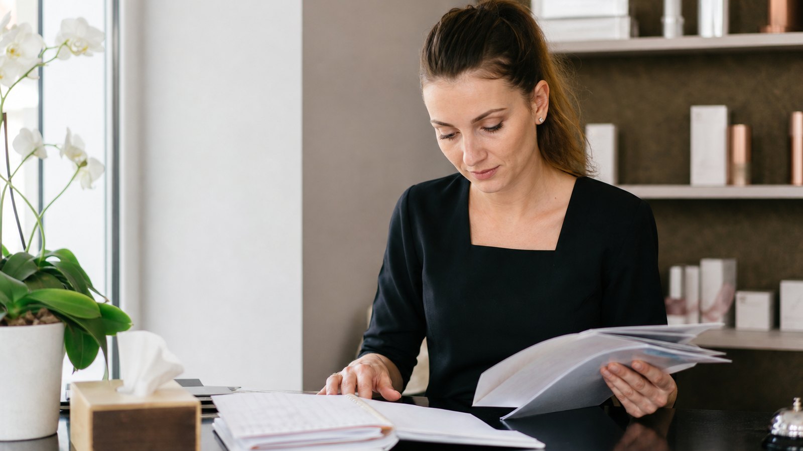 Esthéticienne qui organise sa journée de soins